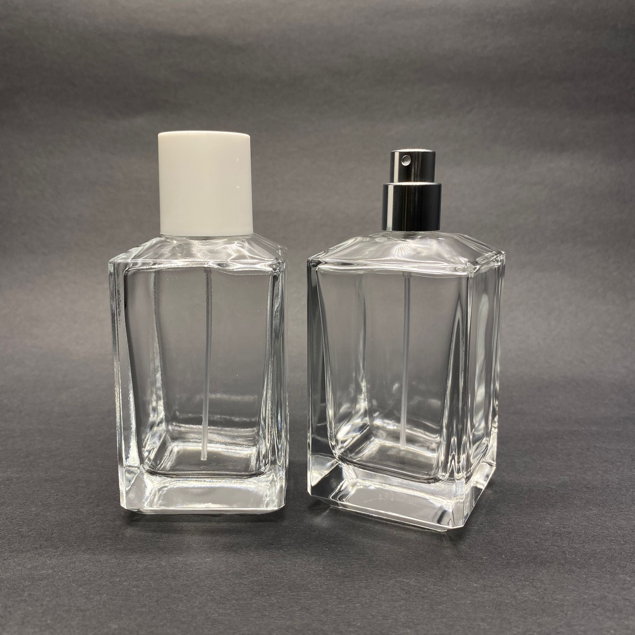 100 ML КОНИЧНА БУТИЛКА ЗА ПАРФЮМ С КОНИЧНА ПРИЗМА - СРЕБРИСТ МЕТАЛЕН СПРЕЙ + БЯЛА КАПАЧКА (15 MM УСТИЯ, ЛЕСНО ЗАТВАРЯНЕ С Щракване)
