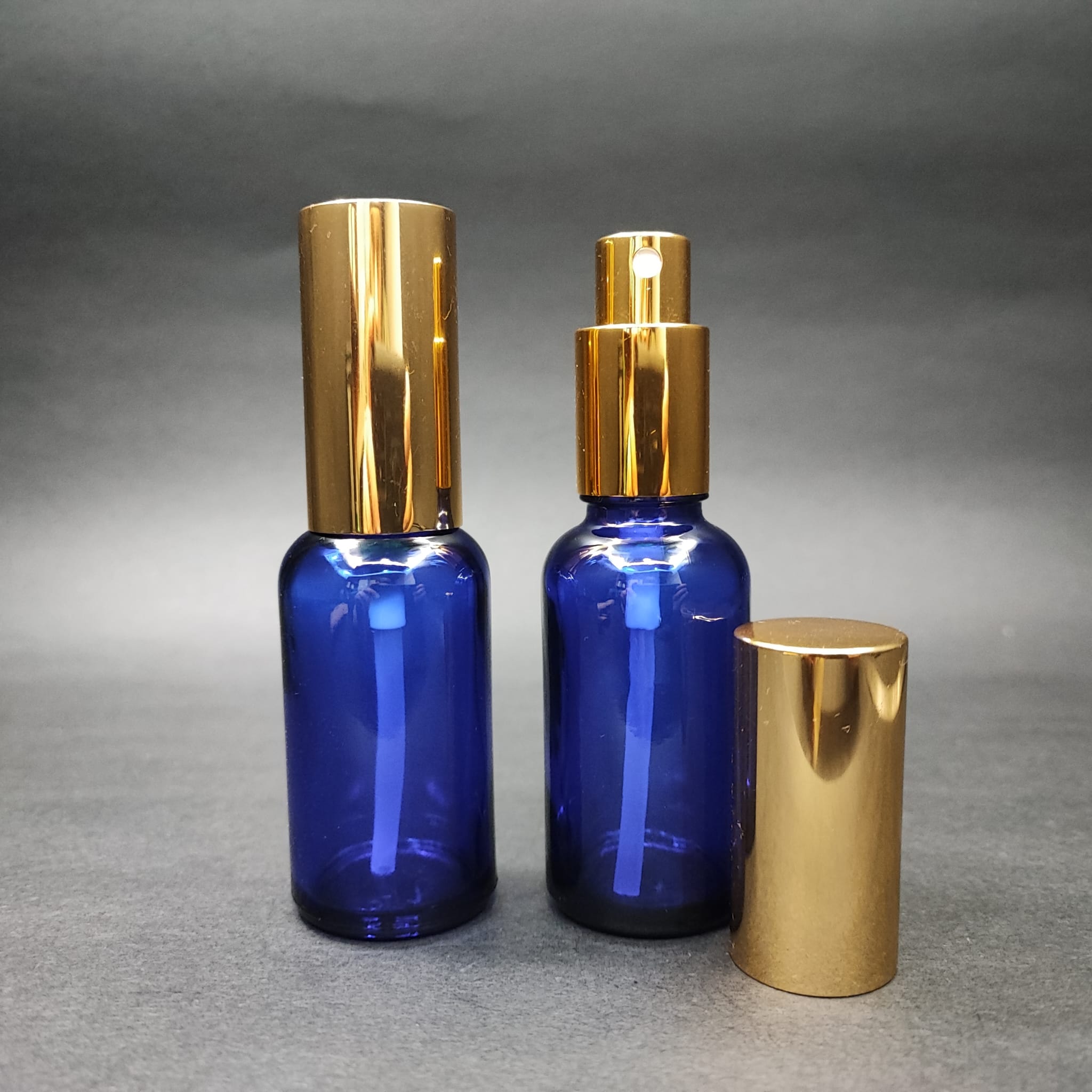 30 ML ЛУКСОЗНИ БУТИЛКИ ЗА ПАРФЮМ С ВИНТОВА ВЕНТИЛА - 30 CC СИНЯ СТЪКЛЕНА БУТИЛКА - КОМПЛЕКТ СЪС ЗЛАТНА МЕТАЛНА КАПАЧКА ЗА СПРЕЙ.